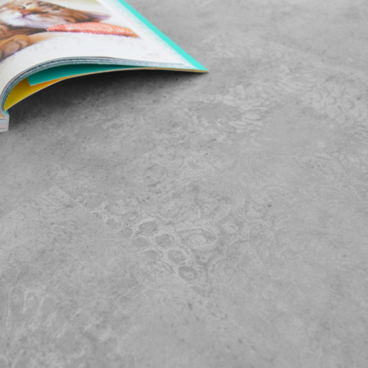 Motif discret d'une dalle vinyle rigide Performance - Béton marqué, détail du décor sur fond gris clair