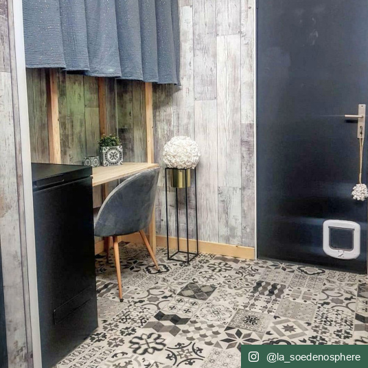 Tapis vinyle - Carreaux de ciment - Noir dans une entrée moderne et cosy