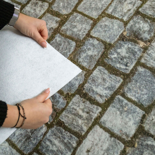 Moquette aiguilletée imprimée Pavés anciens – envers résine et décor pavés pour événementiel