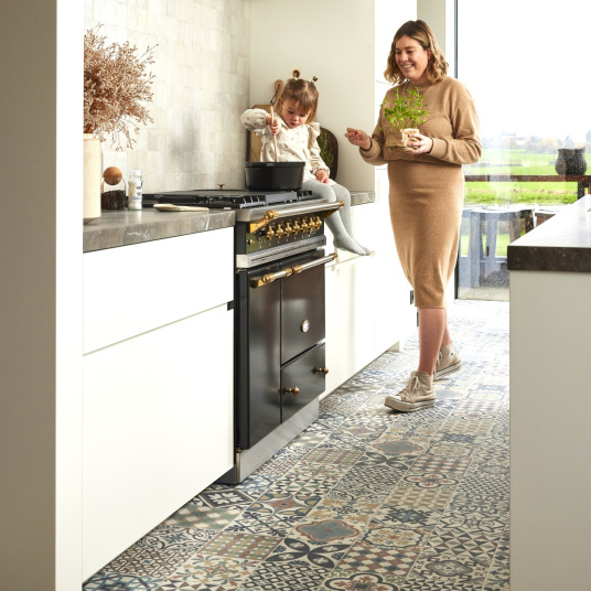 Carreaux de ciment Élise multicolore, Sol Vinyle Textile Relief 3D dans espace cuisine lumineux et familial