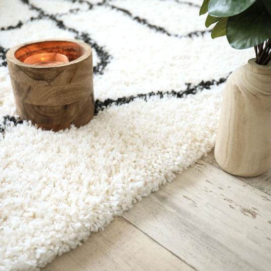 Tapis de salon à poils longs Art Abstrait noir et blanc cassé - vue de près