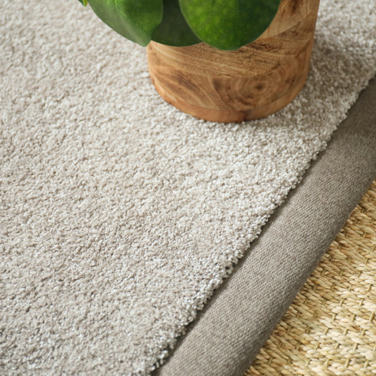 Tapis doux poils longs Touch grège clair ganse marron glacé - gros plan