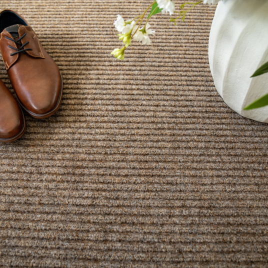 Tapis d’entrée antidérapant beige sur mesure au relief côtelé, ton chaleureux et naturel