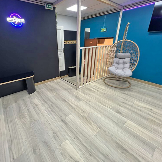 1.	Espace détente avec sol vinyle textile imitation bois Chêne blanchi haute performance