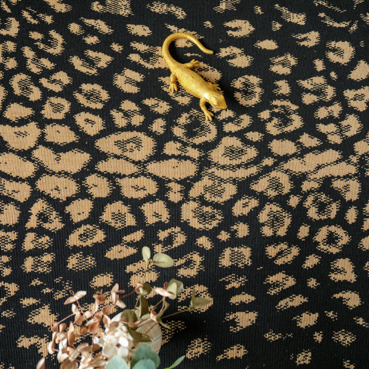 Tapis léopard noir doré surface graphique avec imprimé animal et effet luxueux