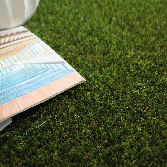 Texture du gazon synthétique Fjord - 55mm, coin lecture aspect ultra naturel