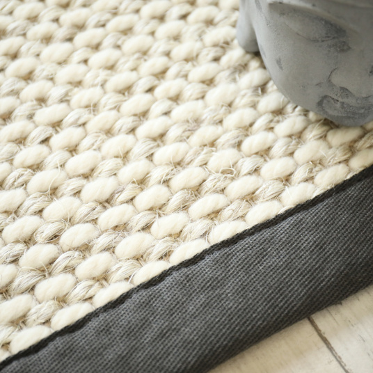 Tapis en Laine et Sisal Albury - Blanc crème - Ganse gris anthracite - tranche