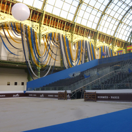 Toile grattée coton ignifugée M1 jaune soleil pour scénographie et décoration événementielle