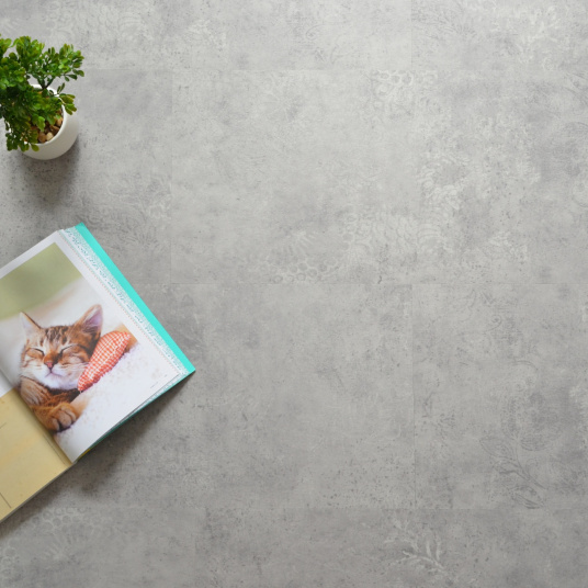 Sol en dalles vinyle Performance - Béton marqué, motif décoratif discret, ambiance lecture et détente