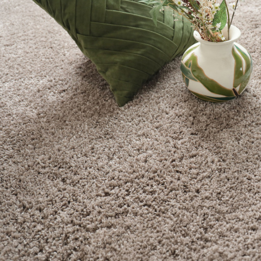 Moquette shaggy marron tendre Back70 Revival, texture dense esprit rétro chic