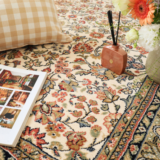 Ambiance feutrée sur tapis Mamie in love corail doux avec fleurs et lecture détente