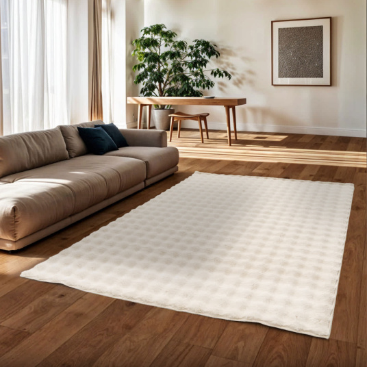 Tapis doux Bubly Latté beige clair avec effet 3D posé dans un grand salon lumineux