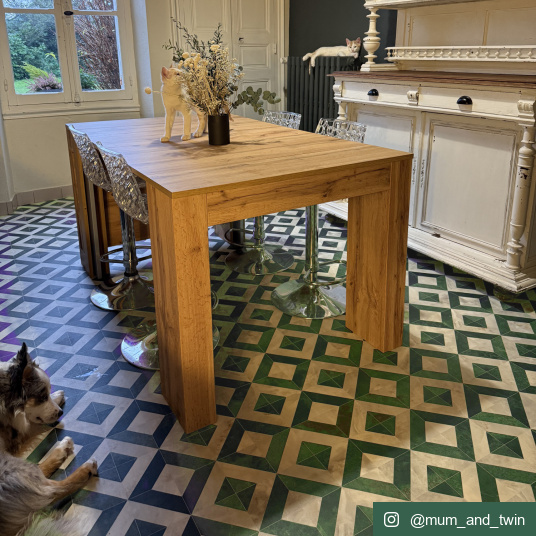 Sol vinyle éco-conçu Losanges de marbre blanc et vert dans une salle à manger chaleureuse