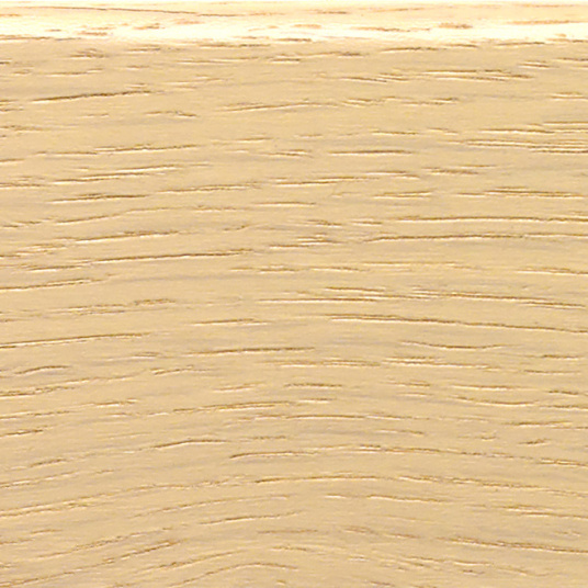 Zoom sur la texture chêne brut de la plinthe pour parquet chêne blanchi