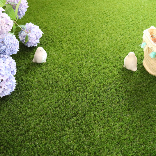 Tapis sur mesure - Villandry - Gazon synthétique vert - vue de loin