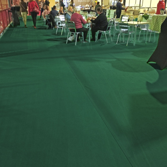 Moquette filmée vert sapin fine, fond chic et minimaliste pour décor de stand ou table festive