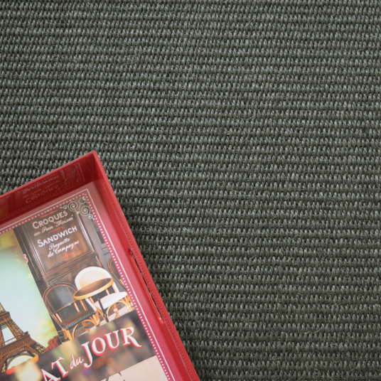 Ambiance salon avec tapis Quintana en sisal foncé et plateau déco coloré