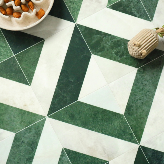 Zoom sol PVC éco-conçu géométrique blanc et vert dans une ambiance naturelle