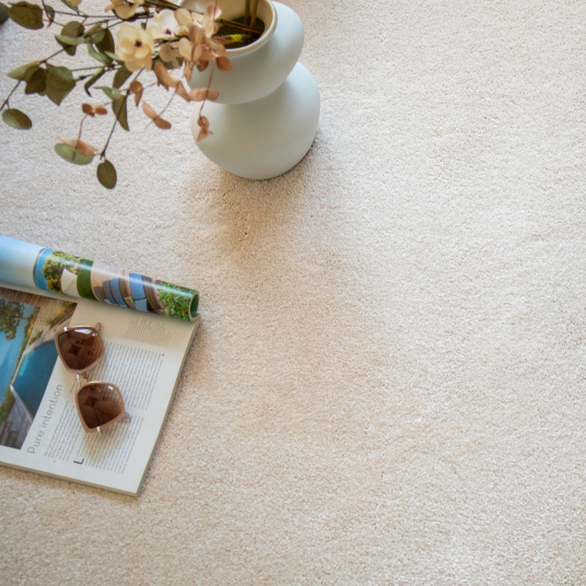 Vue lifestyle sur le tapis sur mesure Select Écru – confort et style naturel