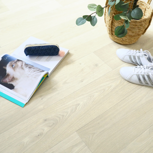 Sol PVC Best - Imitation parquet Bois Blanchi avec éléments déco naturels