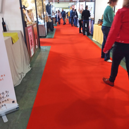 Moquette expo Stand Event orange sanguine, fond de scène discret pour stands et expositions