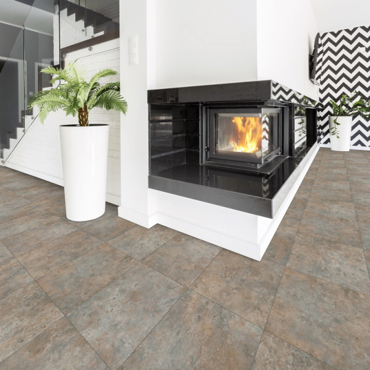 Sol vinyle Inspiration carrelage effet métal rouille - pièce à vivre