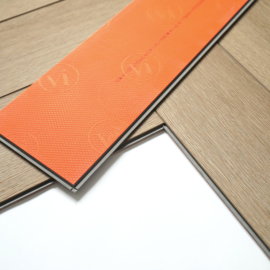 Parquet vinyle rigide Ultime - Pose clipsable bâton rompu - Chêne amande - gros plan