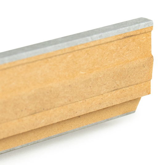 Dos de la plinthe pour stratifié Pierre Gris Étoile avec rainure basse passe-câbles visible