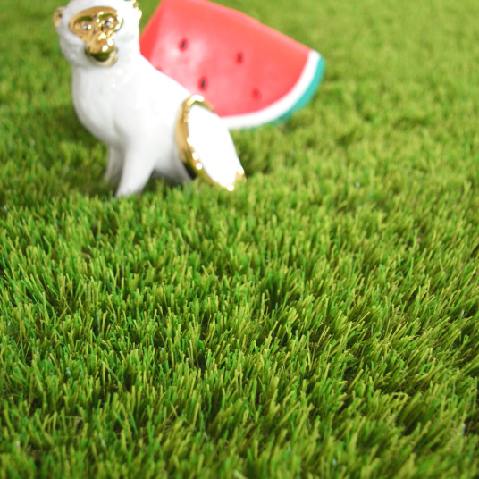 Gazon synthétique Vincennes 35 mm utilisé en décoration extérieure, parfait pour créer une ambiance estivale