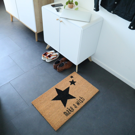 Paillasson Coco 45 x 75 cm - Étoiles installé dans une entrée intérieure, paillasson en fibres naturelles de coco posé devant un meuble à chaussures, une exclusivité Decoweb