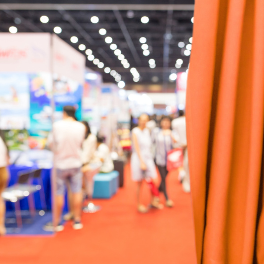 Coton gratté ignifugé orange en mise en situation sur salon professionnel