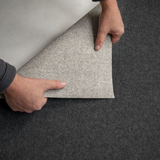 Moquette événementielle Stand Event Gris anthracite filmée retournée révélant le dossier pour sol de stand