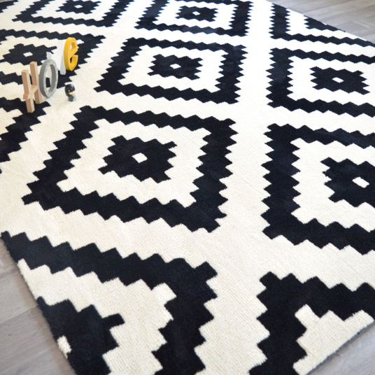 Tapis Graphique - noir et blanc cassé - Vue de loin