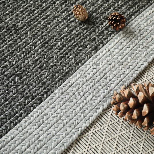 Tapis imitation fibres naturelles intérieur et extérieur Provence anthracite - gros plan