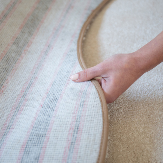 Détail du galon beige sur tapis de forme organique Select - Écru