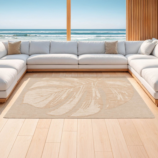 Tapis beige Palme sauvage, ambiance apaisante dans salon avec vue sur mer