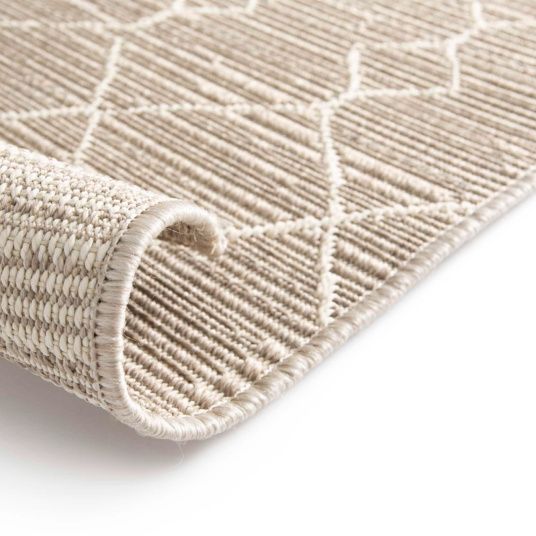 Bord du tapis Scandinave marron clair roulé, finition soignée et robuste