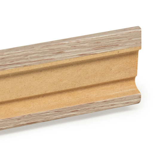 Plinthe Modèle D pour parquet KronoSwiss avec rainure pour passage de câbles