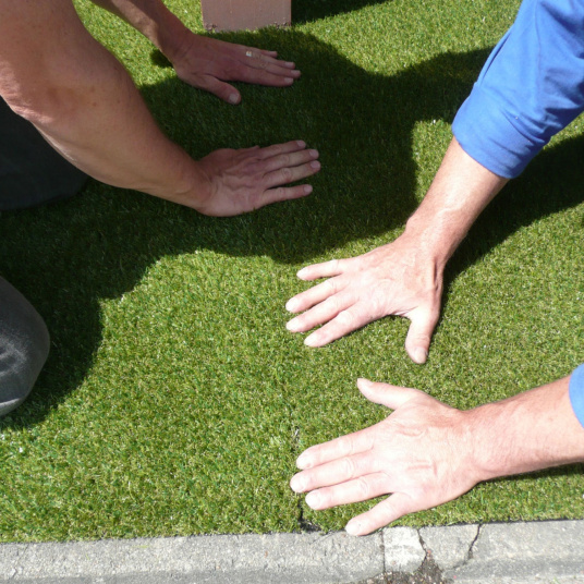 Bande de jonction autocollante pour gazon synthétique - résultat après raccord