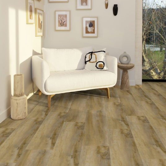 Lame vinyle clipsable - Gerflor R55 Lock+ Acoustic - Madina taupe dans un salon lumineux avec canapé blanc et mur de cadres