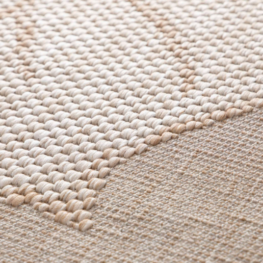 Détail du tapis Palme sauvage beige, tissage relief effet feuille naturelle