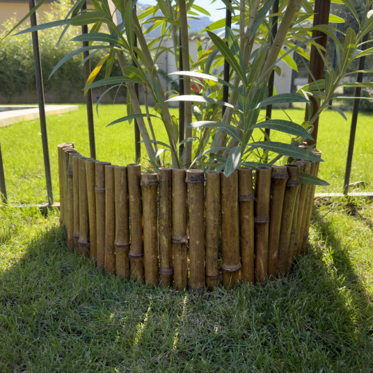 Bordure en bambou marron pour jardin