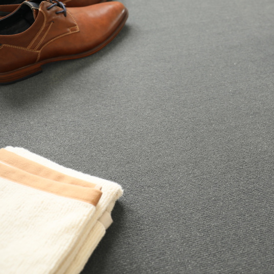 Chaussures élégantes avec carnet et accessoires décoratifs sur tapis velours Sylon Gris minéral