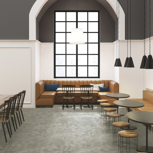 Dalle sol PVC plombante béton clair UPEC, adaptée aux projets de rénovation professionnels