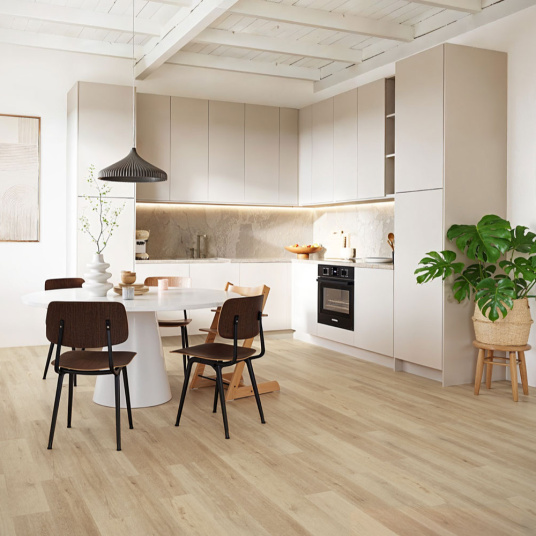 Parquet vinyle rigide Ultime clipsable effet bois clair dans une cuisine design