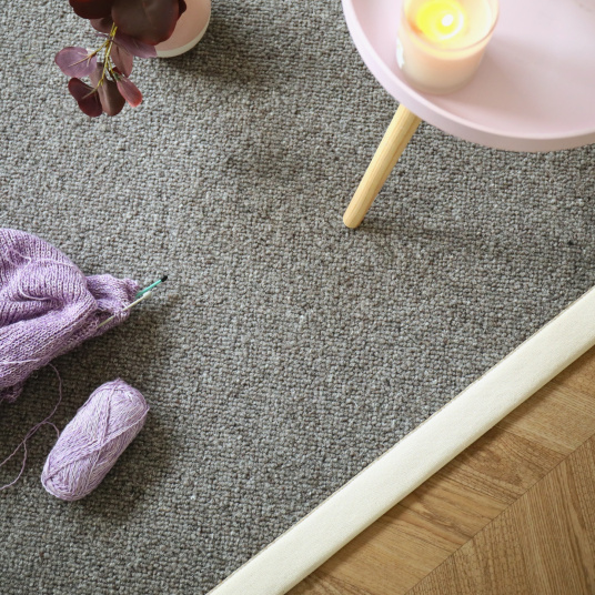 Tapis pure laine Latoon gris foncé - Ganse coton écru - Vue de haut