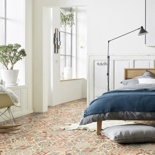 Sol Lino - Carreaux de ciment - Rouge brique installé dans une chambre à la déco naturelle