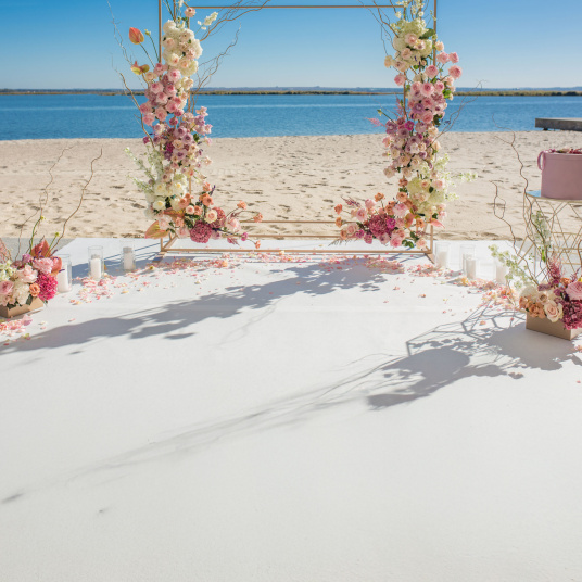 Moquette aiguilletée Orotex Revexpo Blanc, sol événementiel pour décor en plein air