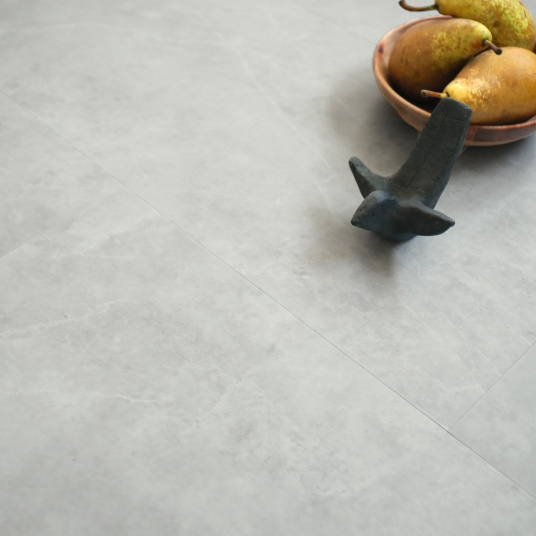 Dalle vinyle rigide Ultime - Pose clipsable - Béton gris clair - gros plan