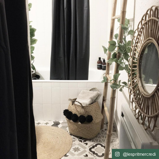 Sol PVC Lino graphique noir posé dans un intérieur déco